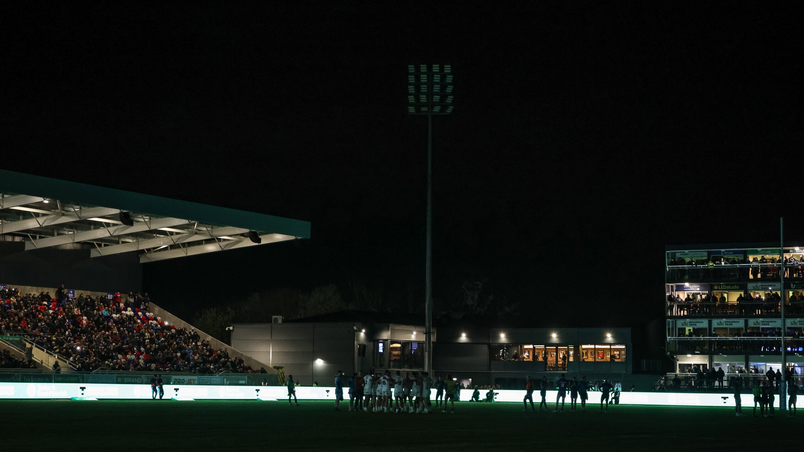 Wakefield Trinity-Leeds Rhinos tie delayed by floodlight failure