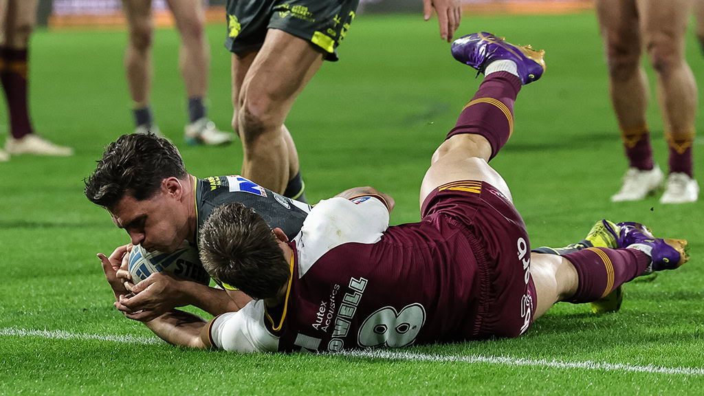 Brodie Croft's four tries help Leeds Rhinos thrash Huddersfield Giants and go top