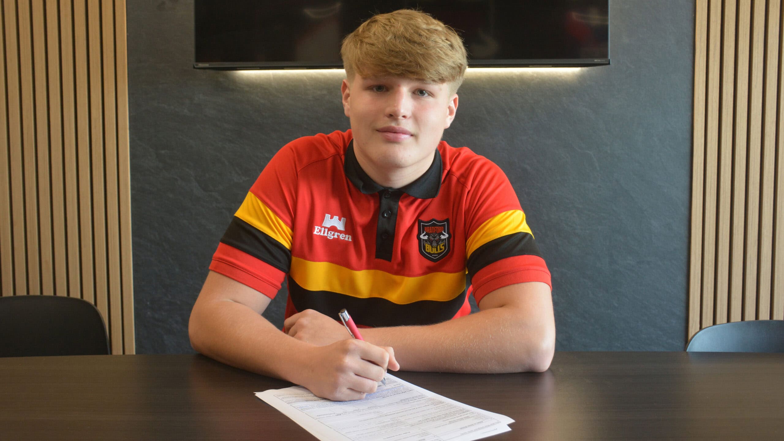 Bradford Bulls hand professional contract to 'first-class' teenager
